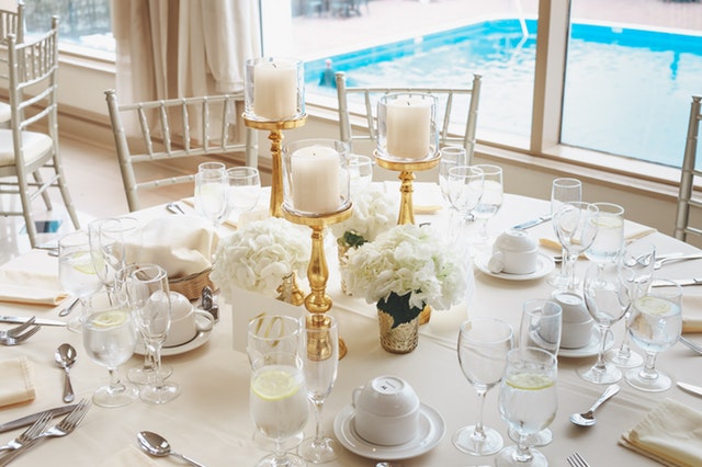 inexpensive decorating ideas one color White-themed-party