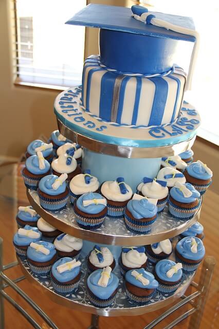 party planning a outdoor graduation with blue theme cake